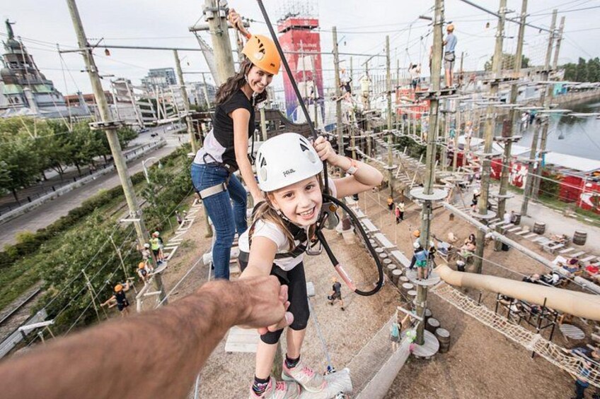 Un'attività di zipline con partecipanti che indossano caschi e imbracature. 1