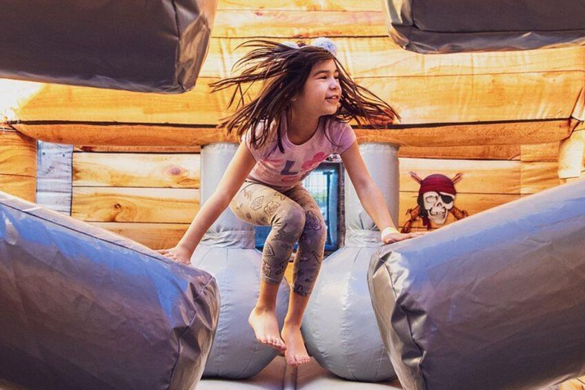 Una persona sulla zipline, strutture in legno e una decorazione a forma di scheletro. 2