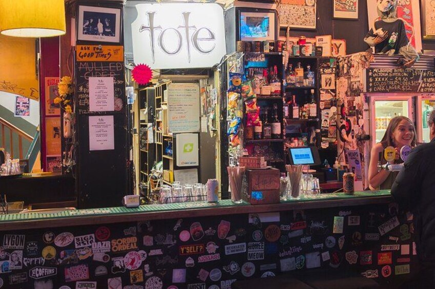 Rock'n'roll venues pub crawl including 2 free drinks and history 2