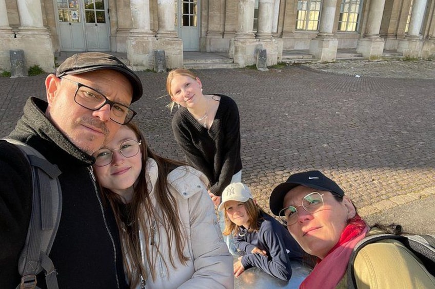 Un gruppo di persone che si fanno un selfie di fronte a un edificio storico con colonne. 5