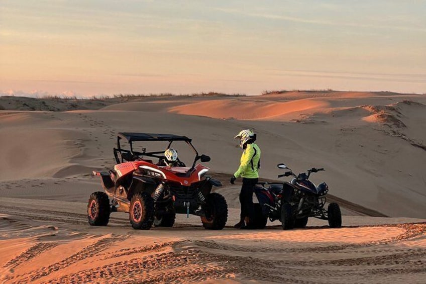 Une personne conduisant un quad sur un terrain sablonneux. 1