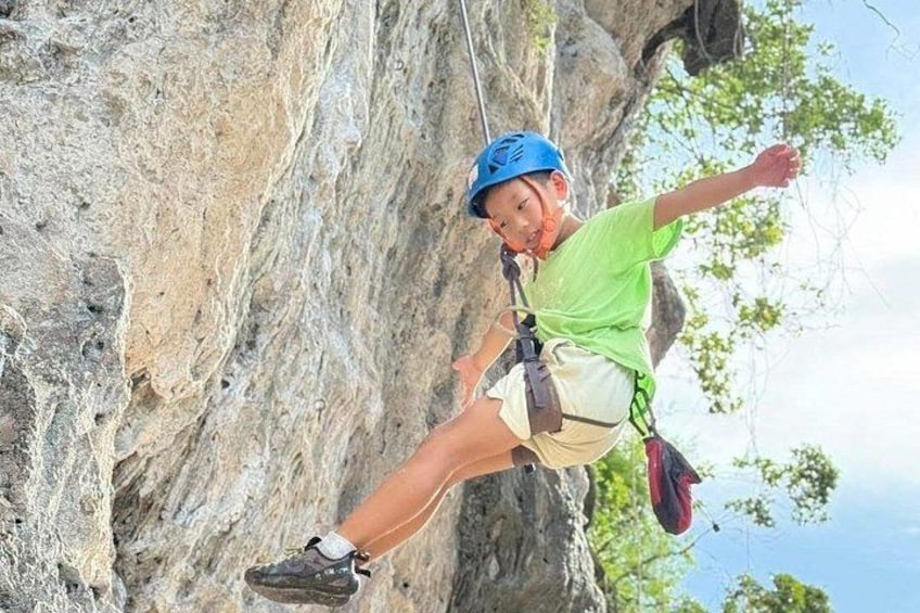 Une personne qui fait de l’escalade sur une falaise rocheuse. 4