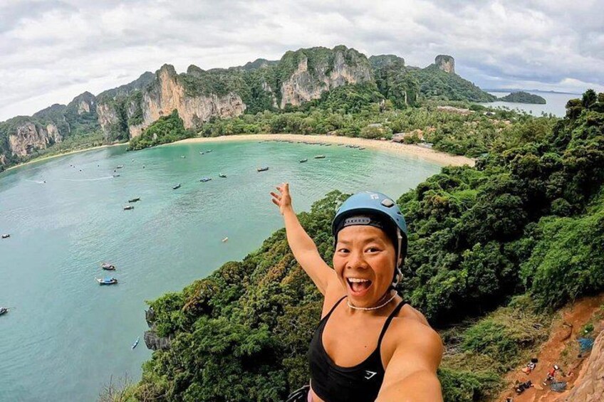 Una persona tomándose un selfie frente a un paisaje costero impresionante. 1
