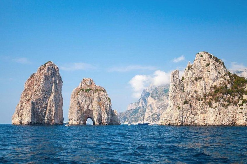 Paesaggio costiero con formazioni rocciose e cielo azzurro intenso. 4