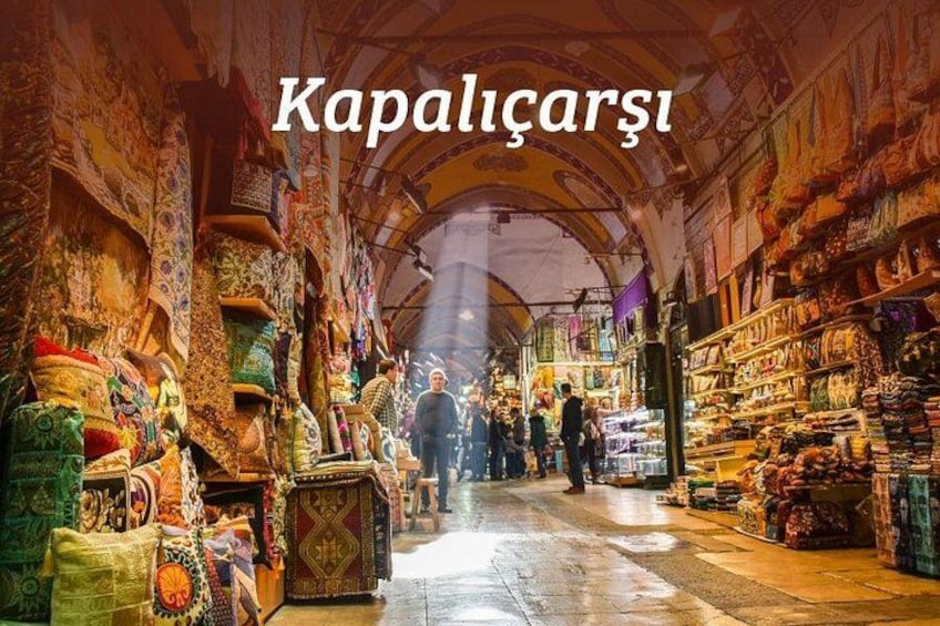 Un mercato al chiuso con tessuti e prodotti colorati. 4