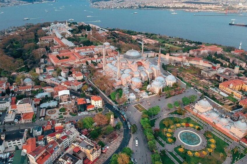 Una vista aerea di una città storica con edifici a cupola imponenti, una piazza centrale e un lungomare. 2