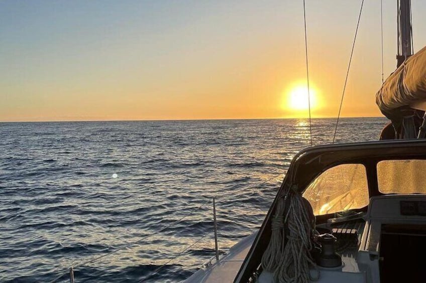 En solnedgång över havet, sedd från en båt. 3