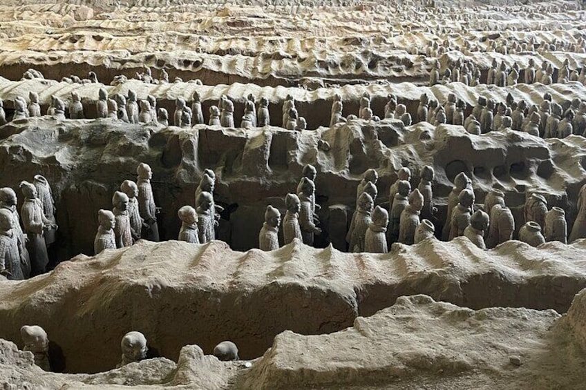 Un vasto sepolcro antico con soldati di terracotta. 4