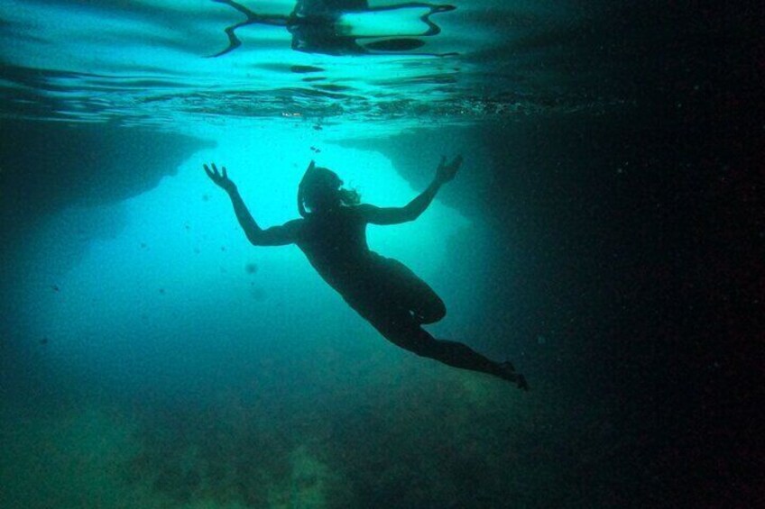 Eine Person schwimmt unter Wasser. 1