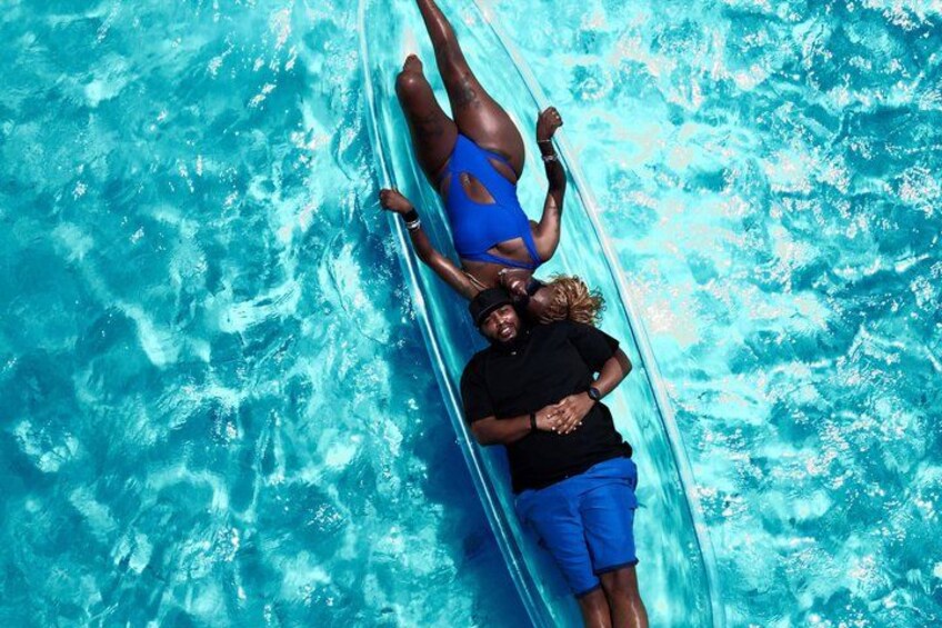 En person ligger på et surfbræt i en swimmingpool. 2