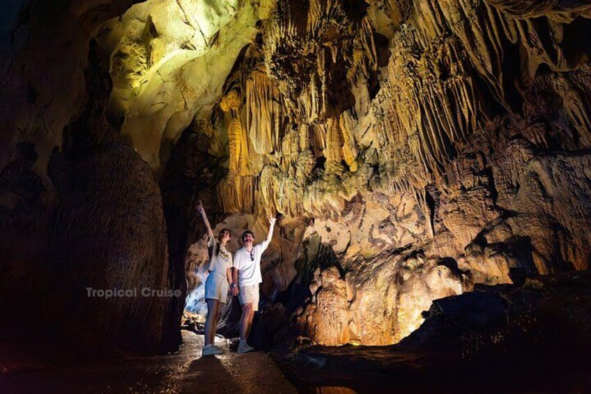 En hule med stalaktitter og stalagmitter, oplyst af kunstig belysning. 3