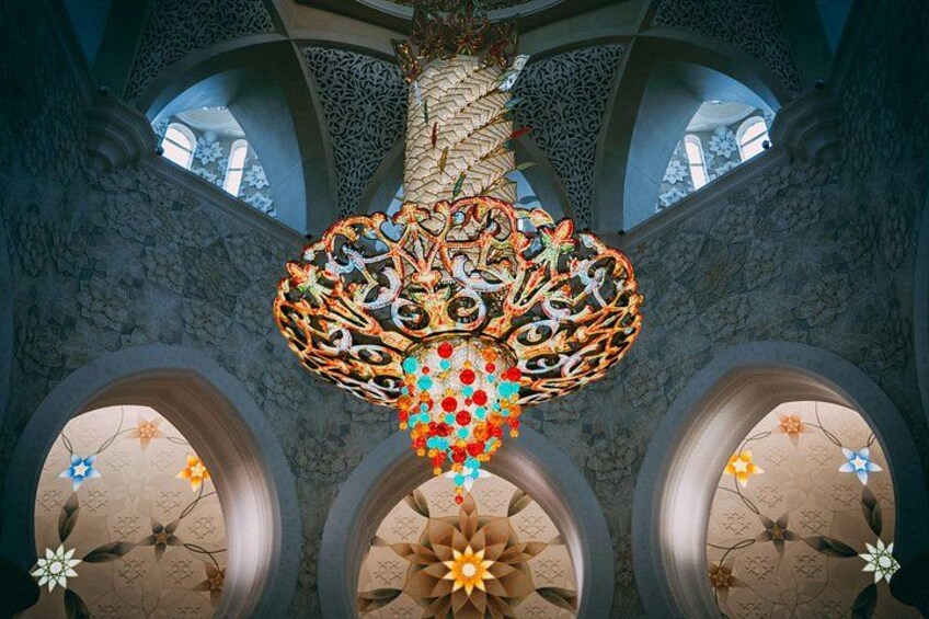 Un candelabro con diseño floral, techos abovedados y motivos decorativos en las paredes. 3