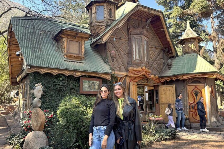 Une maison en bois avec un toit vert et une petite tour. 2