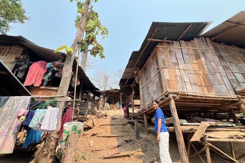 Un paisaje rural con construcciones de madera improvisadas y una persona de pie al frente. 4