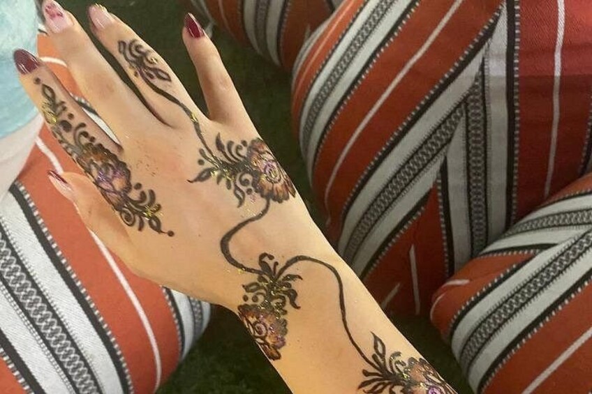 Een hand versierd met henna-patronen. 5