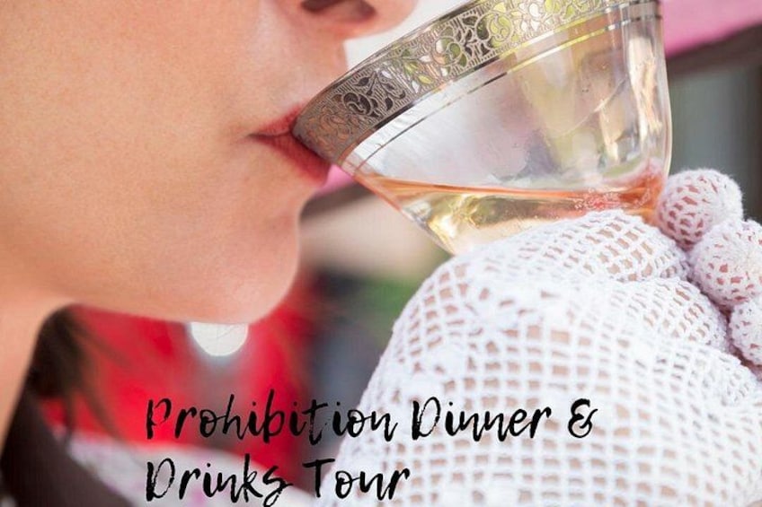 Eine Person hält ein Glas mit dekorativer Musterung, trägt einen Strickhandschuh, und der Text 'Prohibition Dinner & Drinks Tour' ist sichtbar. 3