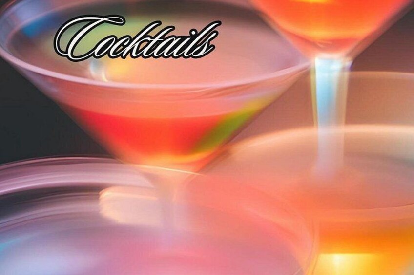 Cocktails in glazen met een wazige achtergrond. 2