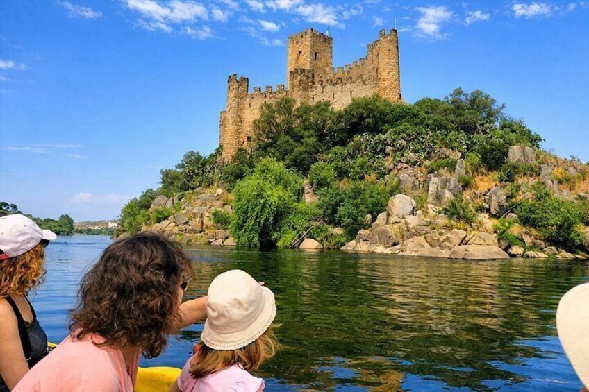 Eine Burg auf einem Hügel an einem Fluss. 1