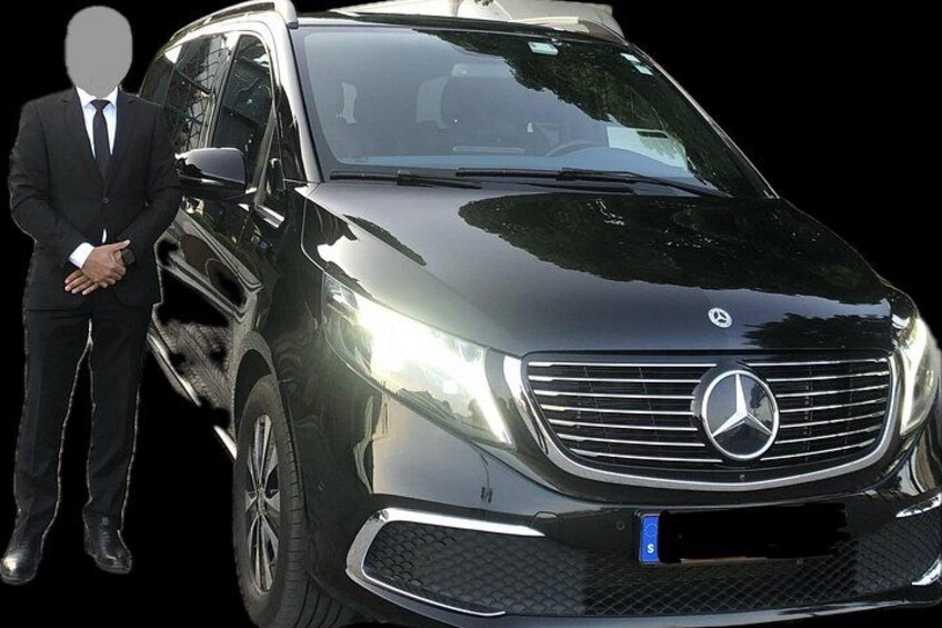 Un SUV Mercedes-Benz negro con una placa de matrícula, un hombre con traje y un rostro desenfocado. 2