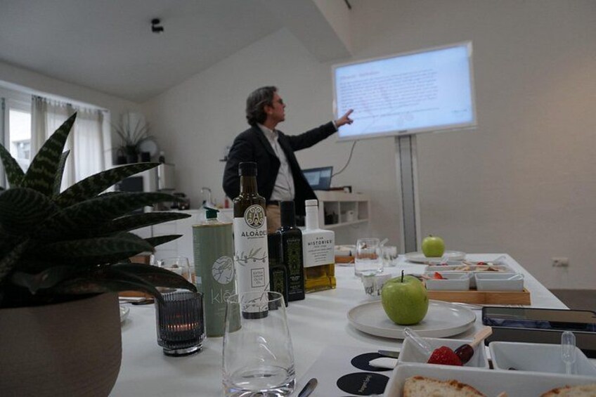 Una persona presentando comida y bebidas en una mesa. 4
