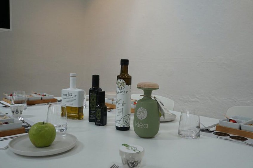 Una mesa con varias botellas, una manzana verde y vasos. 2