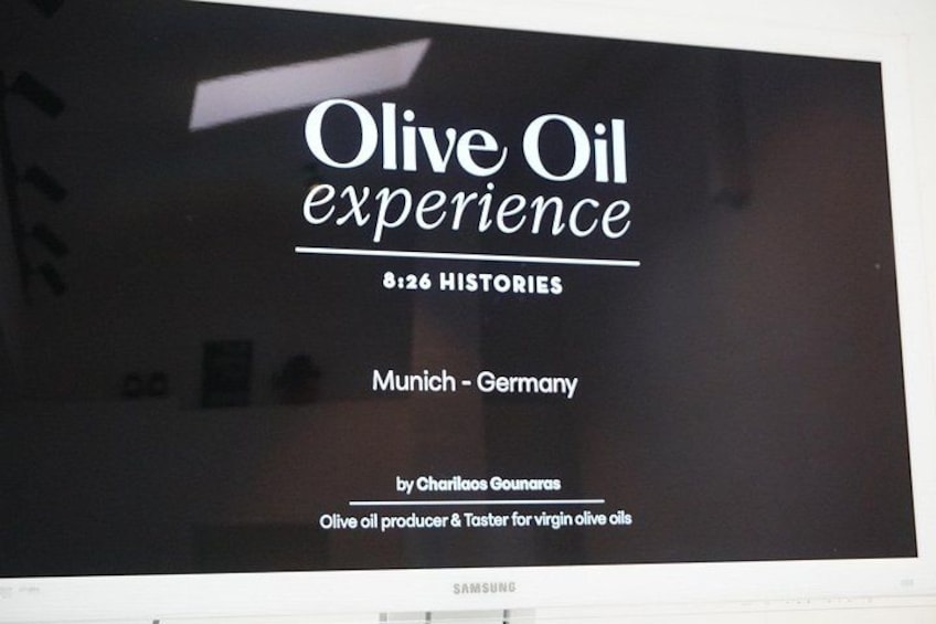 Una pantalla muestra 'Olive Oil Experience' con detalles del evento, incluyendo la hora, el lugar y el organizador. 3