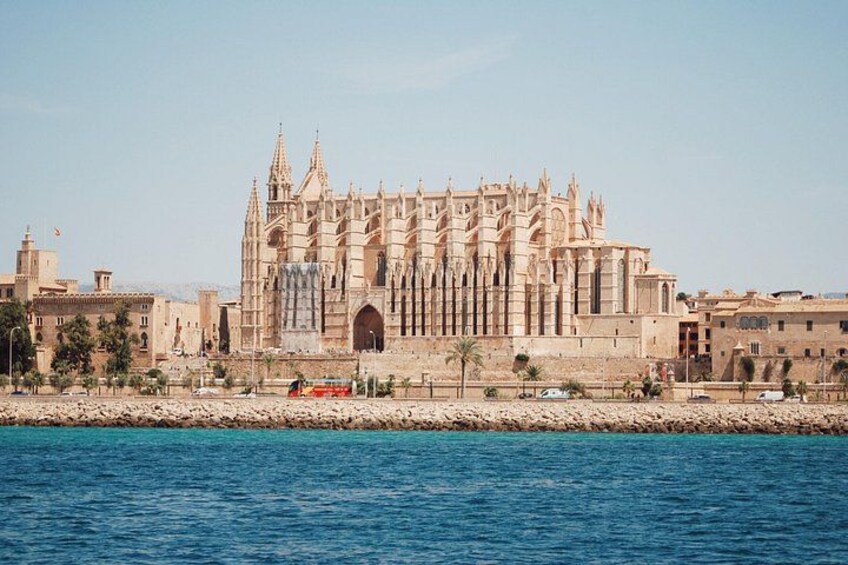 Una gran catedral de estilo gótico junto al mar. 3