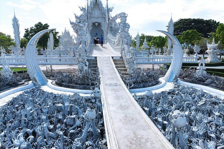 Un tempio bianco e decorato con una scalinata centrale che conduce a un ingresso coperto. 2