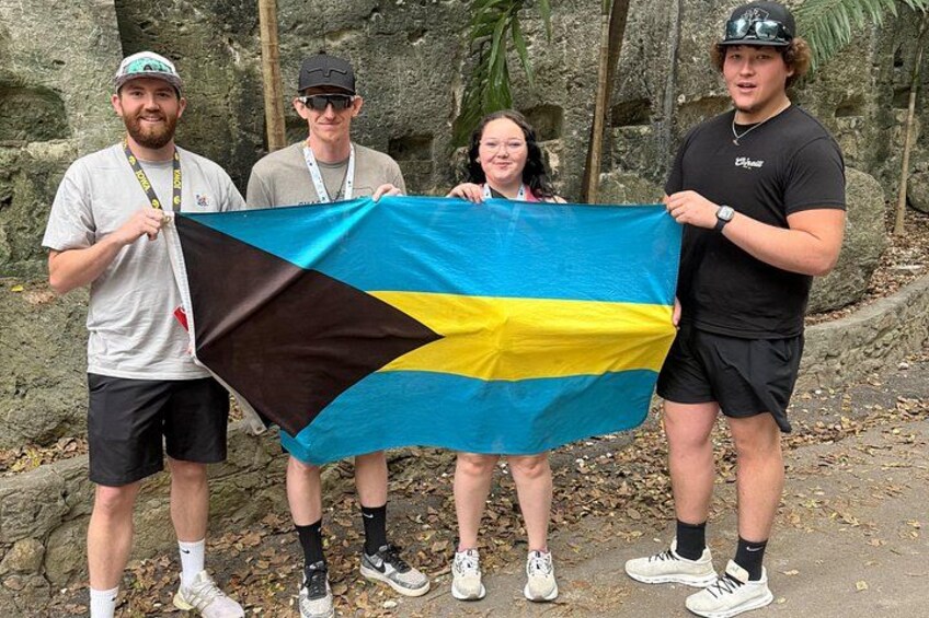 Vier Personen halten eine Flagge. 5