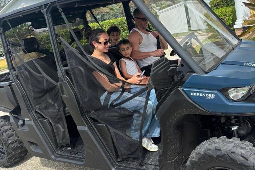 Ein Defender mit Personen im Inneren. 1