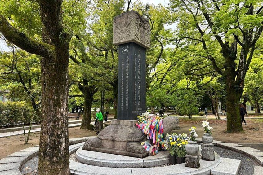 Un monumento de piedra rodeado de árboles en un parque. 2