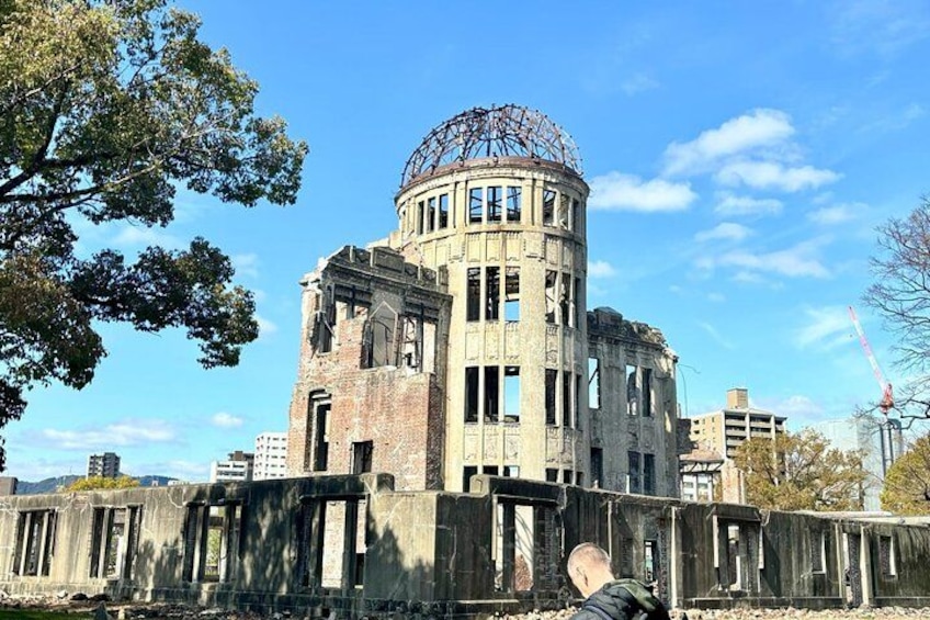 Un edificio grande y circular con una cúpula, rodeado de árboles y otros edificios. 1