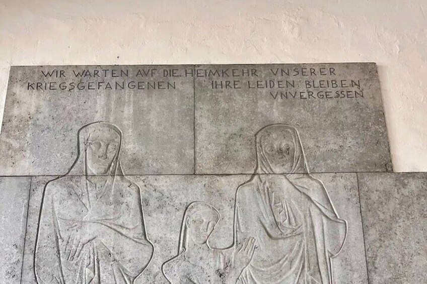 Ein Steinhörelief mit Figuren und Text auf Deutsch. 5