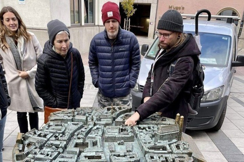 Ein detailliertes Modell einer Stadtlandschaft, betrachtet von Menschen. 1