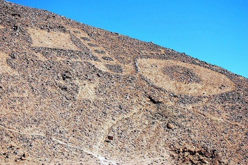 Una ladera rocosa y escarpada con cielo despejado. 2