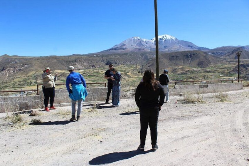 Un grupo de personas sobre un camino de tierra, con un paisaje montañoso al fondo. 4