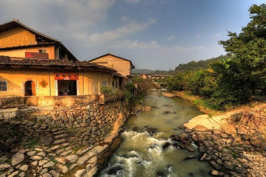 Un río serpentea por un pueblo con edificios tradicionales. 4