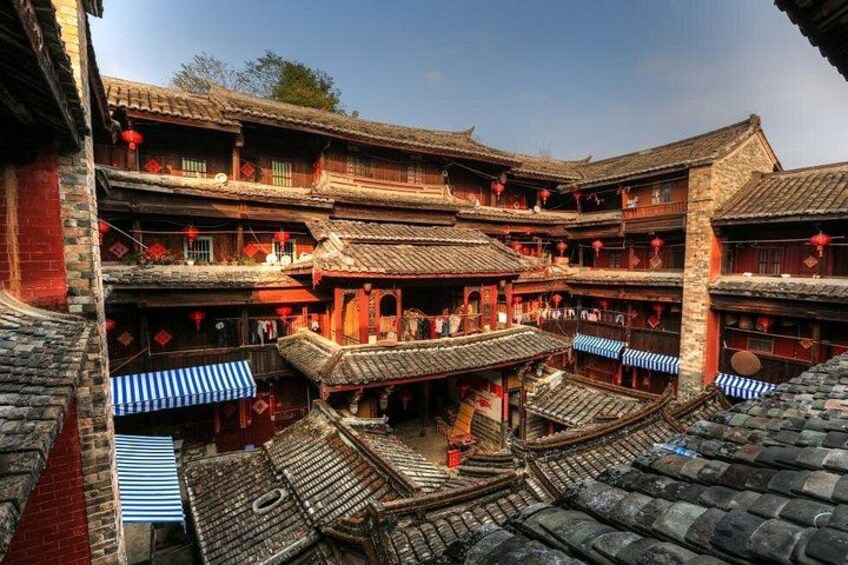 Un edificio tradicional de varios pisos con tejados de tejas y faroles rojos. 3