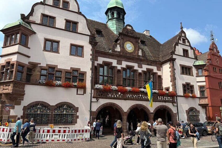 Un edificio storico con finestre ad arco e una torre dell'orologio. 1