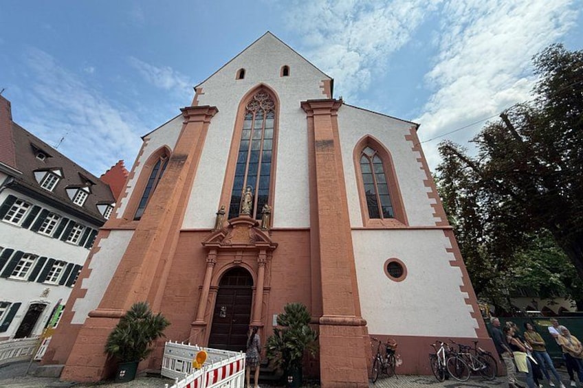 Una chiesa con un campanile alto, ampie finestre ad arco e una facciata in mattoni. 3