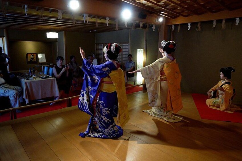 Una presentación de danza tradicional japonesa con artistas vestidos con coloridos kimonos. 3
