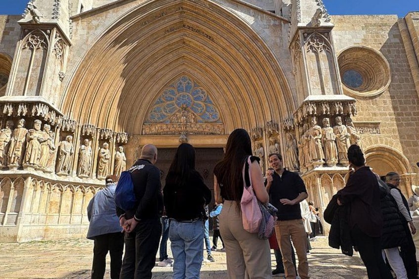Una catedral con arquitectura gótica, que incluye arcos apuntados y estatuas. 5