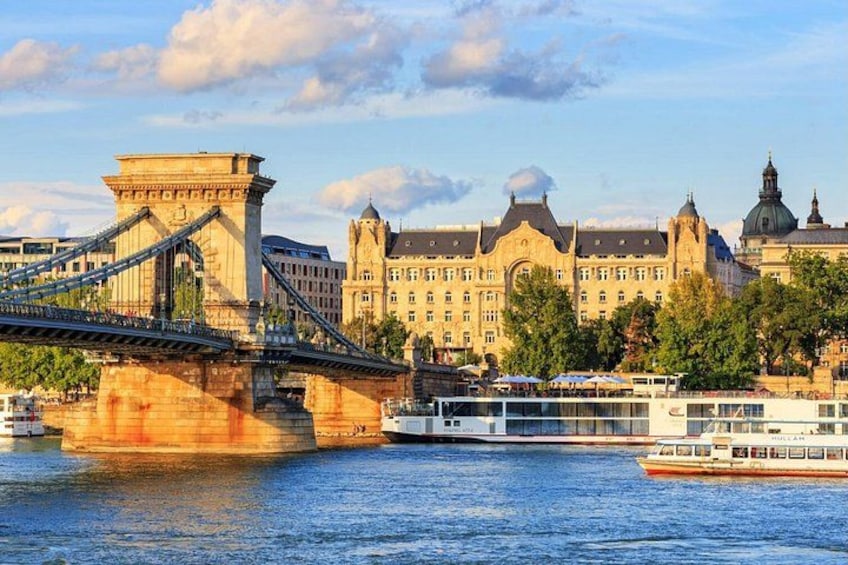 Un ponte, un fiume e un edificio storico con una cupola. 1