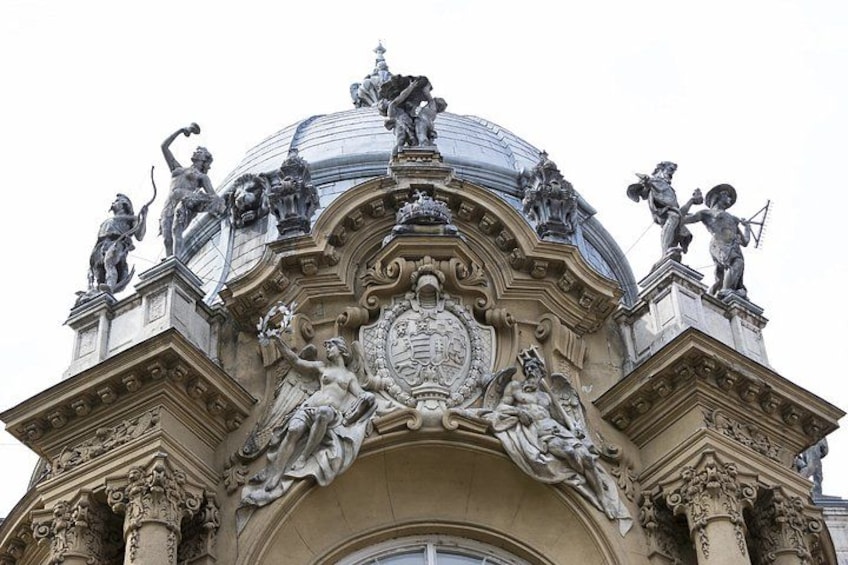 Un edificio con sculture elaborate e una cupola. 4