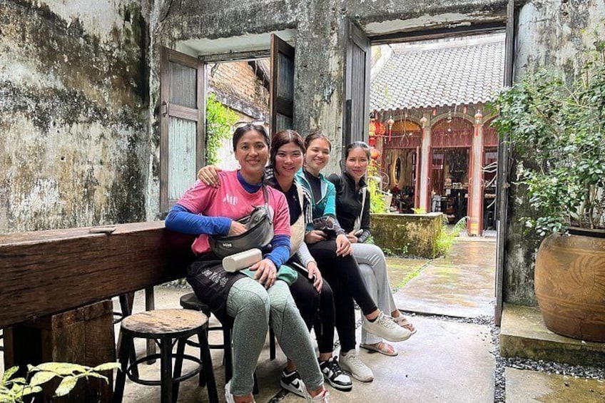 Old walls. Warm hearts. Fresh brews.
Kopi Kuapa is where time slows down and the coffee speaks local. 3
