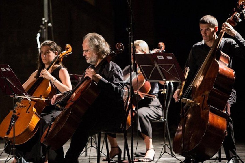 Een strijkkwartet treedt op met notorren en bladmuziek. 1