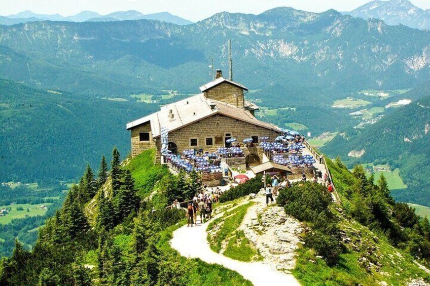 Un refugio de montaña con una vista panorámica de los Alpes. 5
