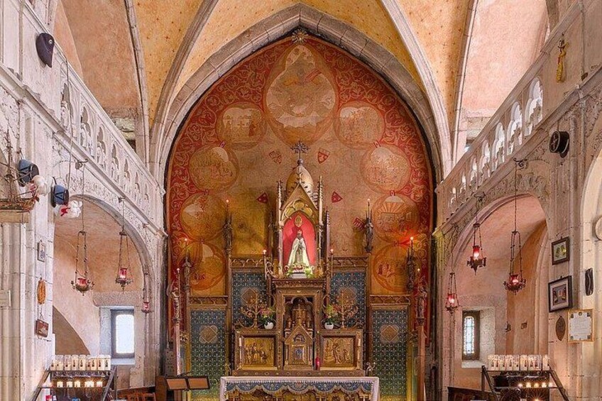 L’intérieur d’une église richement décorée, avec un autel central, des voûtes en arc et des icônes religieuses. 2
