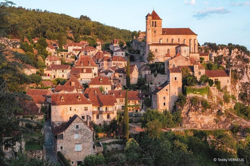 Une ville historique, avec une église imposante située sur une colline et entourée de bâtiments résidentiels. 1
