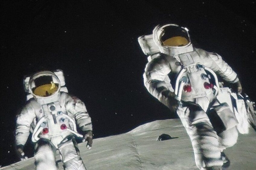 Des astronautes en combinaison spatiale sur la surface lunaire. 4